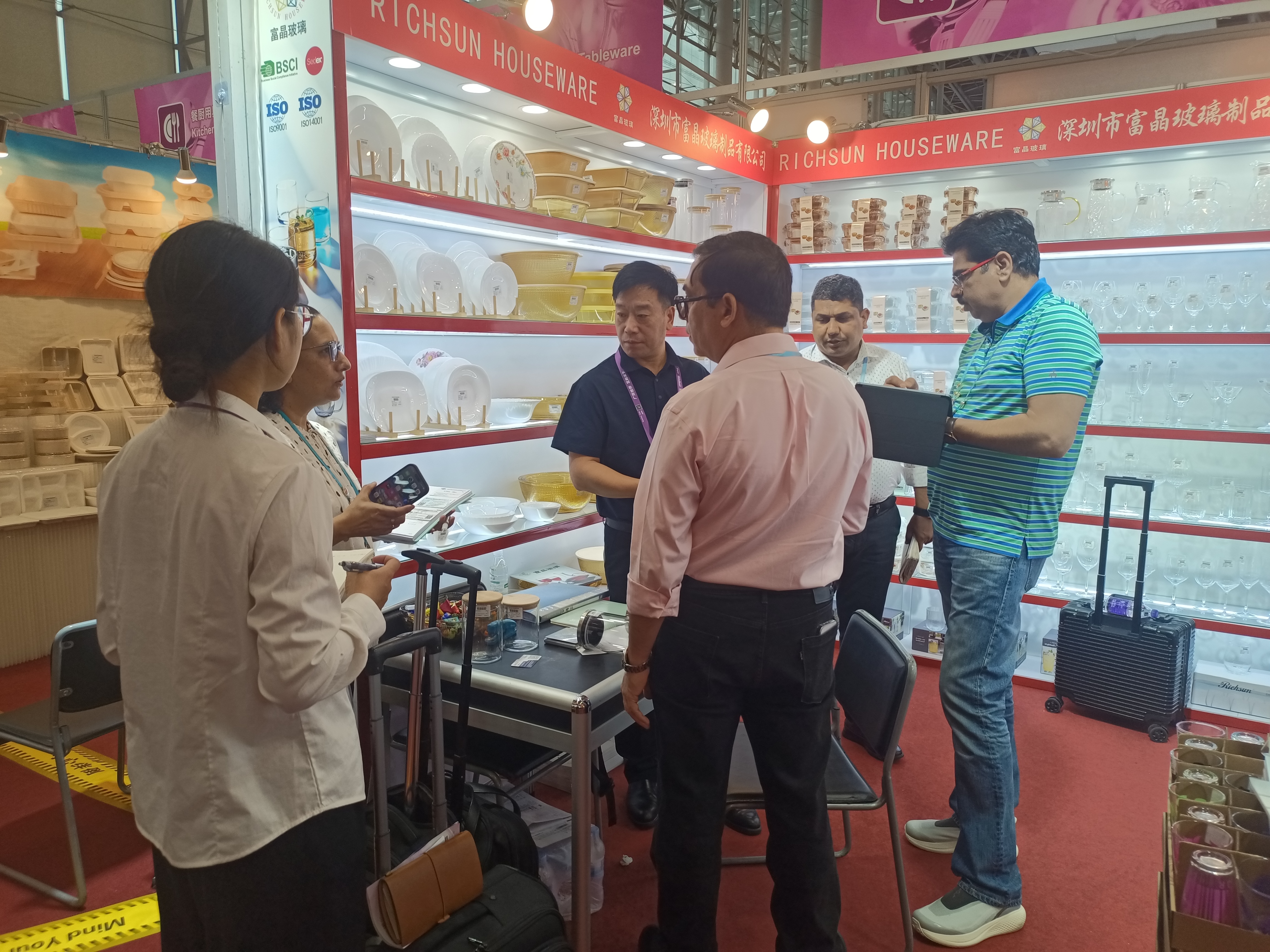 Fujing Glass’s new products draw huge crowds and a booming turnout at the Canton Fair.