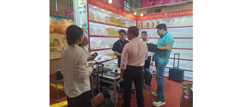Fujing Glass’s new products draw huge crowds and a booming turnout at the Canton Fair.